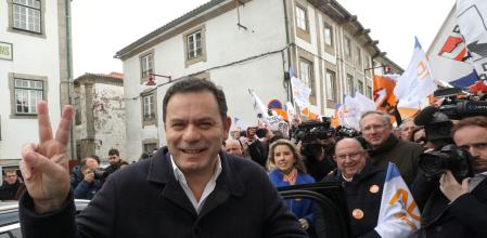 GUARDA (PORTUGAL), 02/03/2024.- El principal candidato de la derecha a primer ministro de Portugal, Luís Montenegro, considera que la prioridad en la alta velocidad con España debe ser el tren a Vigo y, si llega al Ejecutivo, asegura que mantendrá la colaboración con el país vecino, pese a gobernar allí los socialistas. Así lo afirmó Montenegro (Oporto, 1973), líder de la coalición conservadora Alianza Democrática (AD), en una entrevista con EFE en Guarda, a 40 kilómetros de la frontera con Salamanca y tras un acto de campaña, en la que habló de las relaciones con España, la corrupción en Portugal y sus propuestas para la inmigración.EFE/Carlos García