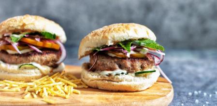Prepara esta suculenta receta de hamburguesas de cordero con salsa de yogur