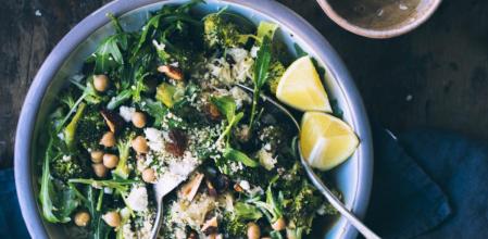 Ensalada de invierno con brócoli horneado, una receta sabrosa y llena de nutrientes