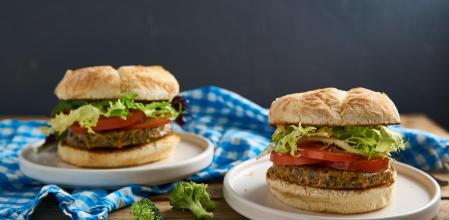 Prueba esta sabrosa y saludable receta de hamburguesas de quinoa con brócoli y garbanzos