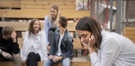 La presión social se debe a un deseo de querer pertenecer a un grupo por parte de los individuos.