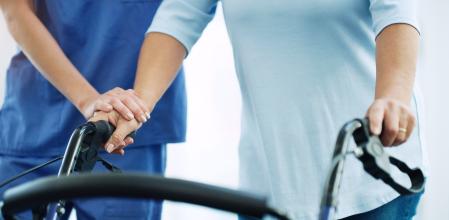 Una persona mayor aprendiendo a usar un andador.