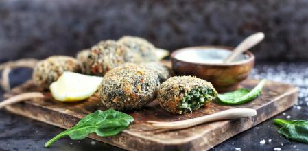 La receta de croquetas con espinacas y queso feta para celebrar el Día Mundial de esta verdura