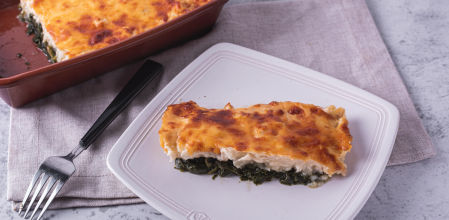 Prueba esta fácil receta de espinacas con bacalao y bechamel