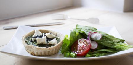 Triunfa con esta receta de quiche de espinacas y queso