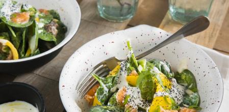 Ensalada de espinacas, salmón y semillas de amapola, una receta saludable y exquisita