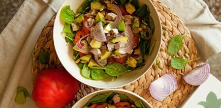 Cómo hacer una ensalada de espinacas y aguacate