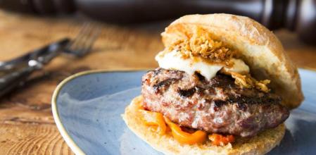 Empieza la semana con energía con esta receta: hamburguesa de seitán con salsa romesco