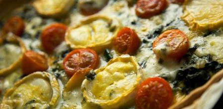 Disfruta de esta quiche de espinacas, piñones y queso ideal para llevar