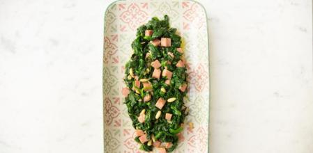 Espinacas con jamón y piñones, un plato saludable listo en diez minutos