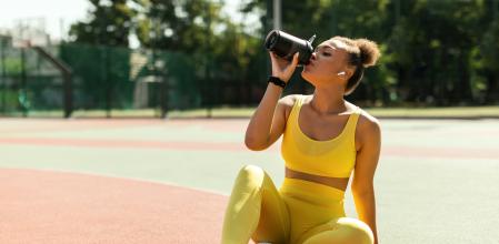 Chica en el suelo tomando café