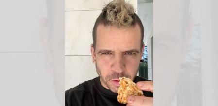 El chef explica el truco para que los filetes rusos de pollo resulten especialmente tiernos.