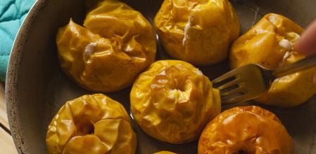 Después de estar en el congelador, la piel de las manzanas adquieren cierta rugosidad y color que hará que parezcan recién salidas del horno.