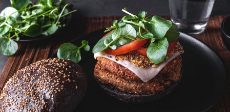 Hamburguesa de lentejas con pan negro, una receta deliciosa y saludable
