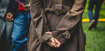 Dos maneras de anudar el cinturón de la gabardina de forma correta.