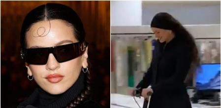 Rosalía va en patinete con tacones