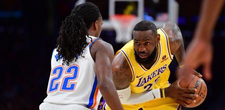 LeBron James sostiene la pelota con Cason Wallace (Oklahoma City Thunder) tratando de defenderle