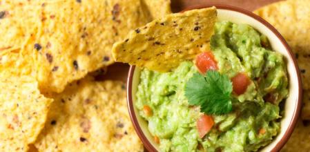 La receta de nachos con guacamole más rápida y sabrosa para disfrutar delante de la TV