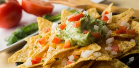 Prepara estos deliciosos nachos con guacamole en quince minutos