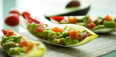 Endivias con guacamole, un aperitivo fresco y saludable
