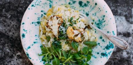 Prueba esta exquisita receta de risotto de puerros, limón y parmesano