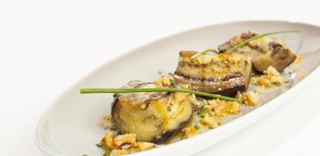 Prepara esta deliciosa berenjena con vinagreta de frutos secos