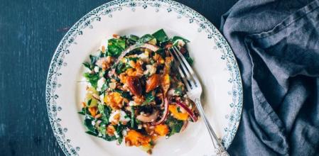 Sorprende con esta sabrosa ensalada de calabaza horneada, feta, espinacas y uvas
