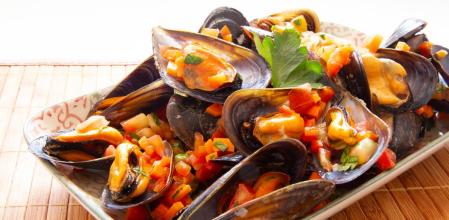 Triunfa con esta receta de mejillones con vinagreta de tomates secos y pistachos