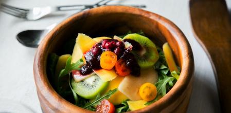 Receta de ensalada con frutas y vinagreta de arándanos