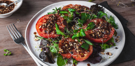 Cómo hacer una ensalada de tomates con berros y vinagreta de avellanas