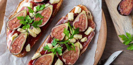 Cómo hacer tostadas de higos con jamón y brie