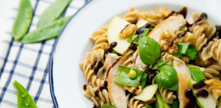 Este plato de espirales con pollo y manzana tiene el éxito asegurado