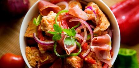 Ensalada de picatostes con jamón crujiente, un contraste de texturas