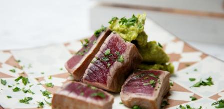 Como hacer tataki de atún con aguacate y vinagreta de cítricos