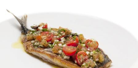 Cómo cocinar una saludable caballa a la plancha con vinagreta