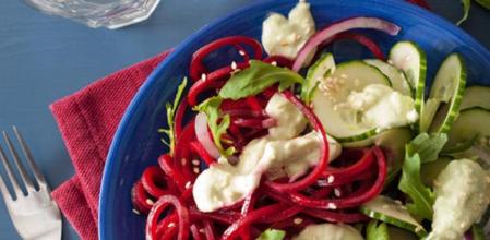 Cuídate con una ensalada de pepino, aguacate y remolacha