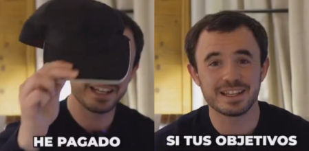 Jesús Orozco enseña la gorra que ha comprado