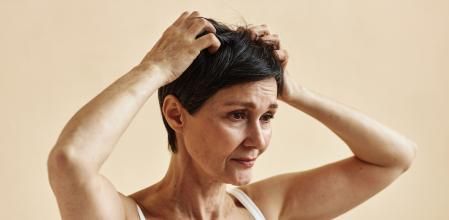 El cabello muestra signos de la edad.