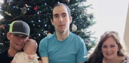 Se divorcia de su marido tras sufrir una lesión cerebral y ahora lo ha adoptado para cuidarlo con su nueva pareja