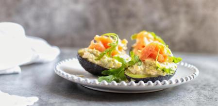 Cómo preparar estos sabrosos aguacates rellenos con salmón, una receta rápida y facilísima