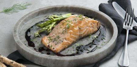 Aprende a preparar esta fácil receta de salmón al vino tinto