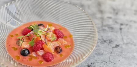 La receta de sopa fría de frutos rojos con salmón ahumado que te alegrará el día