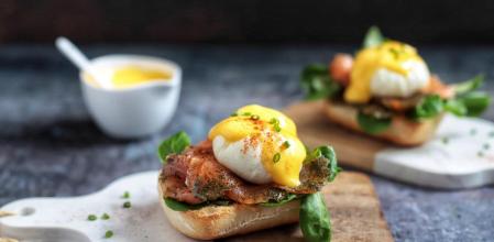 Prepara esta receta de huevos Benedict, el plato anglosajón para desayunar como un rey