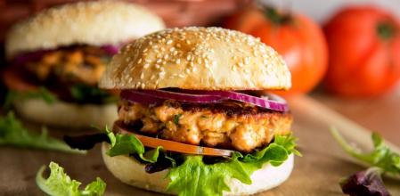 Atrévete a preparar unas deliciosas hamburguesas de salmón con esta receta