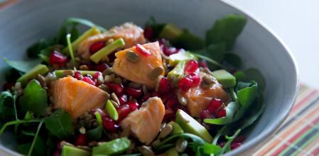 Quinoa con salmón a la plancha, una receta nutritiva y saludable