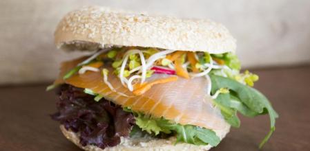 Prepara un sabroso bagel de salmón con esta sencilla receta