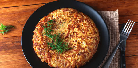 Cómo hacer una tortilla de patatas con salmón