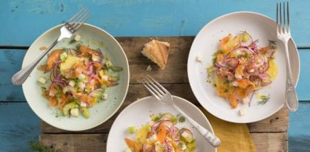 Ensalada de patatas, manzana y salmón, una receta fácil y saludable