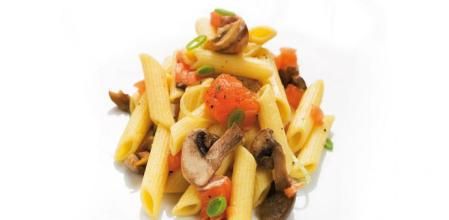 Macarrones con salmón y champiñones, una propuesta sabrosa y diferente