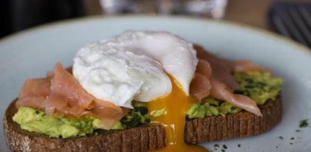Tostada de aguacate, salmón y huevo para empezar bien el día